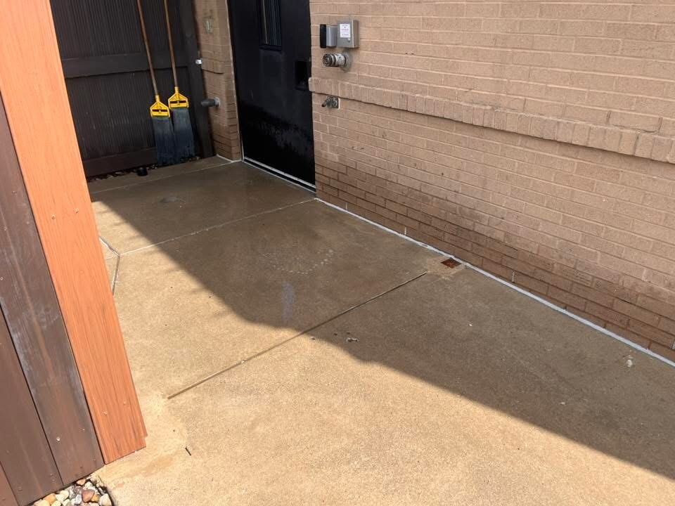Cleaned commercial concrete walkway